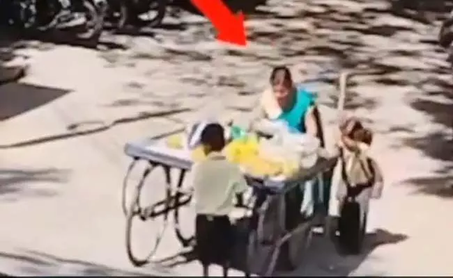 Viral Video: Two Children Assisting Woman In Pushing Her Cart - Sakshi