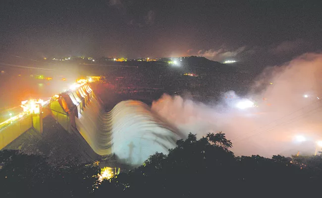 Tungabhadra Godavari Vamsadhara floods at dangerous level at AP - Sakshi