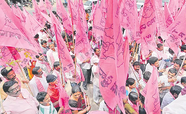 Munugode Politics TRS Trying To Convince Dissent Leaders - Sakshi