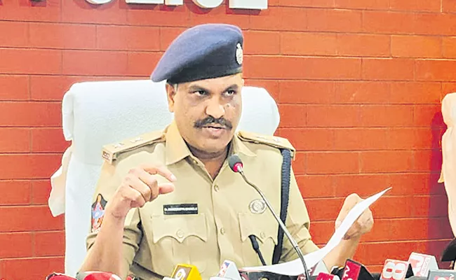 SP Pakirappa says Kuruva Gorantla Madhav Video was fake - Sakshi