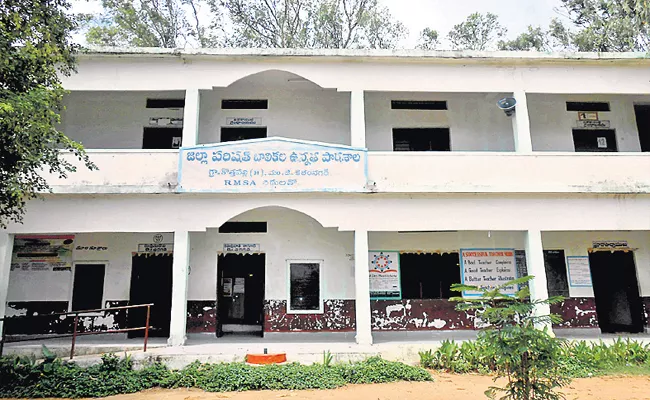 Karimnagar: No Funds To Schools for Celebrate Independence Day - Sakshi