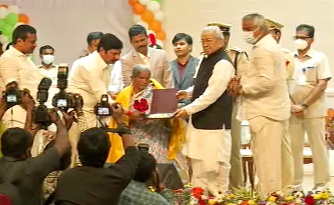 AP Governor Honoured The Family Members Of Freedom Fighters - Sakshi