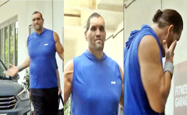 Fans Puzzled Former WWE Wrestler Great Khali' Cries While Posing Viral - Sakshi