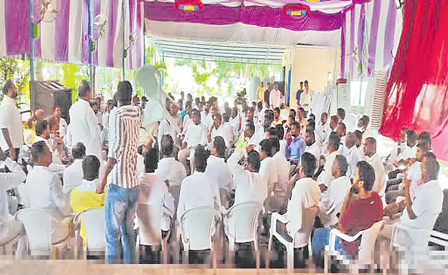 Munugode TRS Leaders Meeting against Kusukuntla Prabhakar Reddy - Sakshi