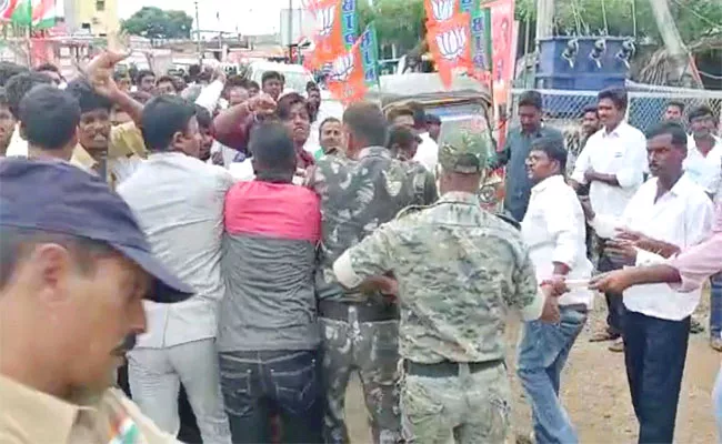 Fight Between TRS And BJP Leaders At janagaon - Sakshi