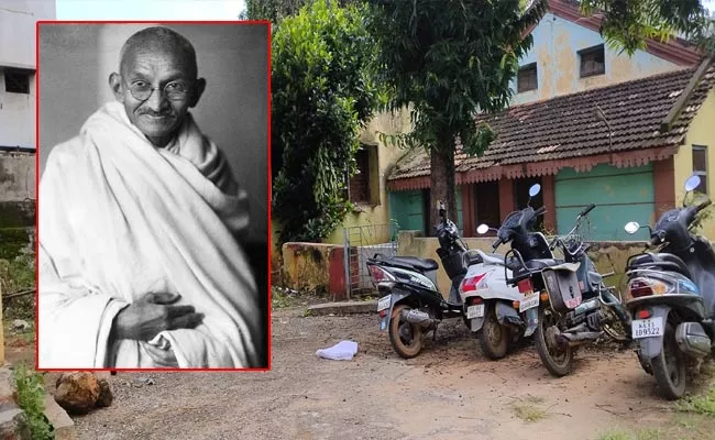 Building Where Mahatma Gandhi Rested Is In Ruins At Karnataka - Sakshi