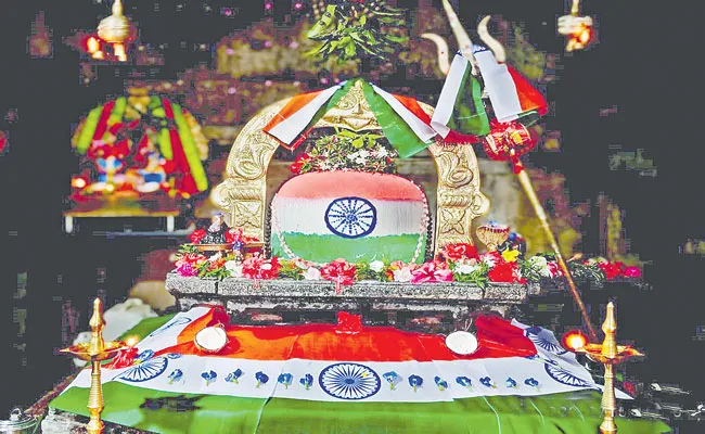 Ganapeswara Swamy Temple Decorated With Colors Of National Flag - Sakshi