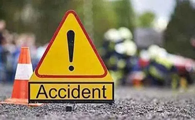 Four Friends Lost Breath In Road Accident At Prattipadu Guntur - Sakshi