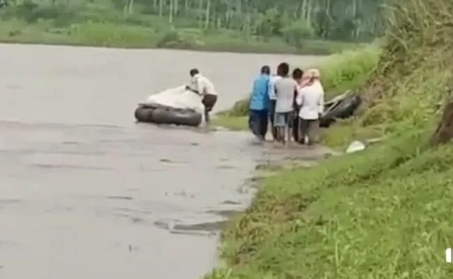 Family Members Tie Body To Rubber Tube To Cross Flooded River - Sakshi