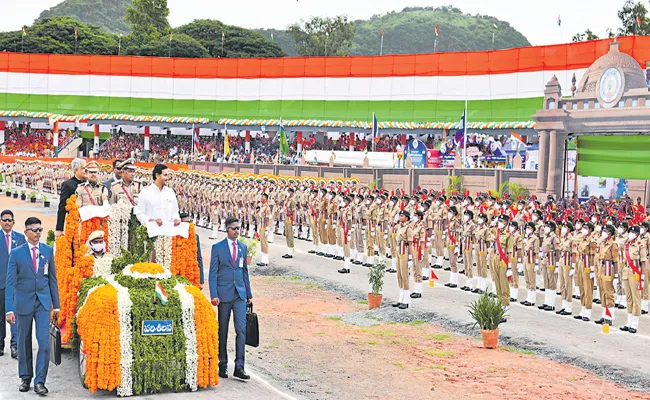 CM Jagan Comments At Independence Day Celebrations Vijayawada - Sakshi