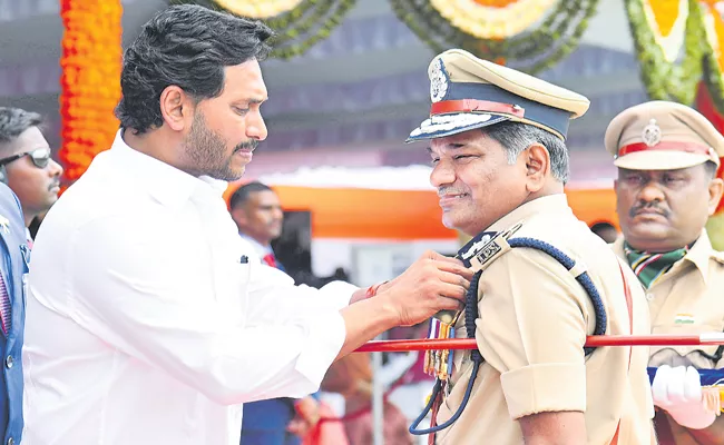 CM Jagan awarded medals to several AP police - Sakshi