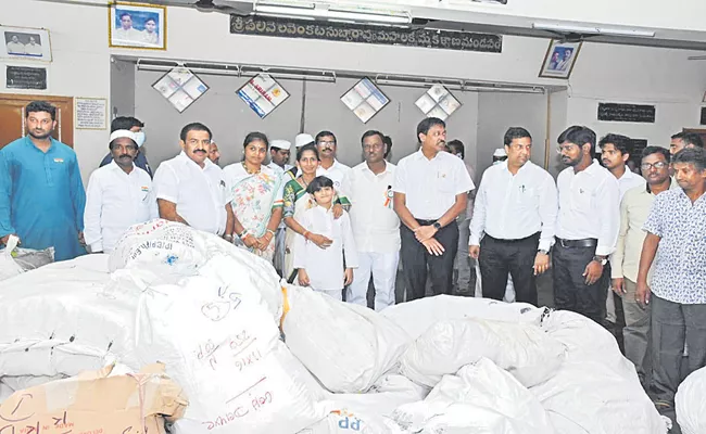 Kakinada traders handed over plastic bags to Andhra Pradesh govt - Sakshi