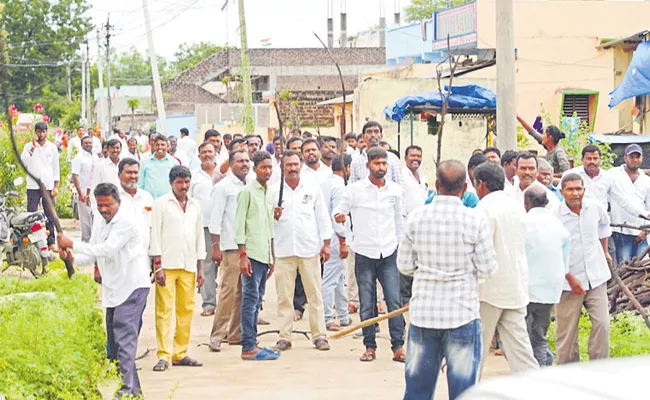 clashes between trs and bjp workers jangaon - Sakshi