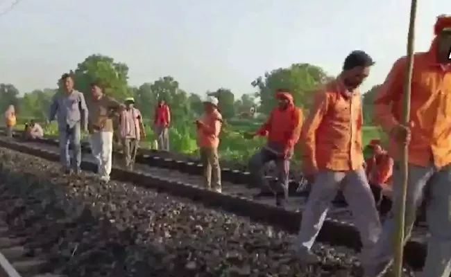 Train Derails After Collision With Goods Train In Maharashtra - Sakshi