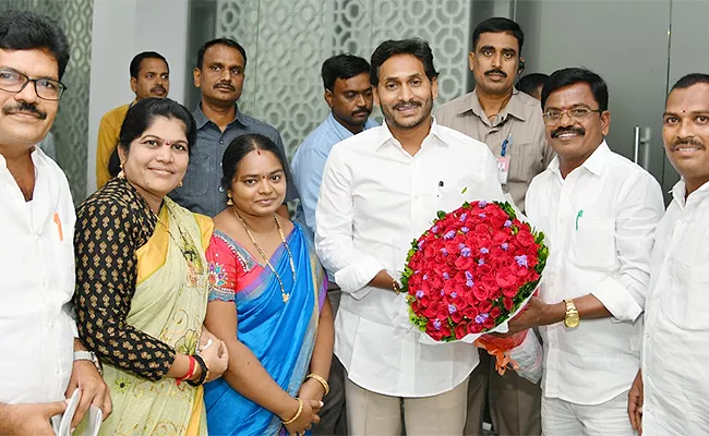 Nayee Brahmins thanked CM Jagan at Camp office - Sakshi