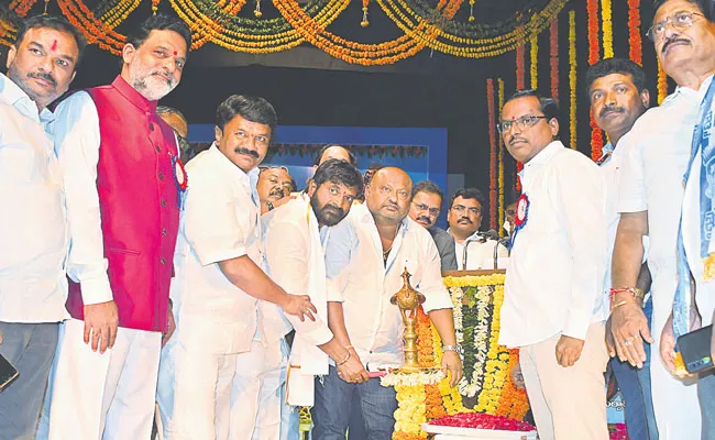 Telangana Ministers Pays Tributes To Sardar Sarvai Papanna - Sakshi