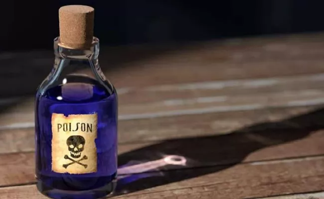 Man Kills Self Poisons Children After Wife Elopes With Lover in Karnataka - Sakshi