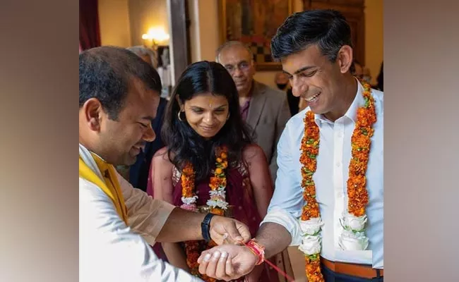 Rishi Sunak Visits Temple On Sri Krishna Janmashtami - Sakshi