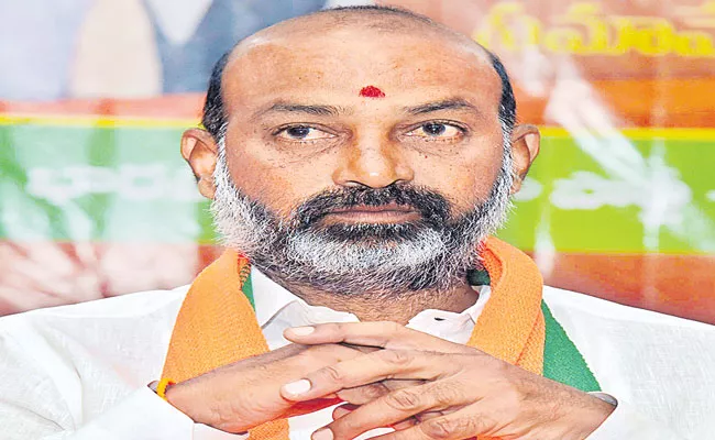 BJP Chief Bandi Sanjay Slams On CM KCR Over VROs - Sakshi