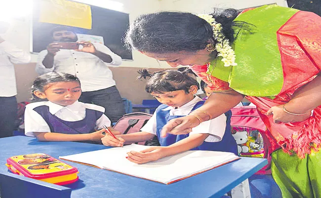 Governor Tamilisai Soundararajan Launched Mahila Darbar Program - Sakshi