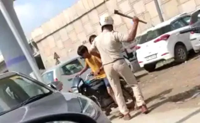 Haryana Traffic Police With Axe Threatens Kicks Bikers Viral - Sakshi