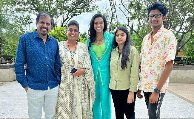 Hyderabad: PV Sindhu Meets AP Minister RK Roja - Sakshi