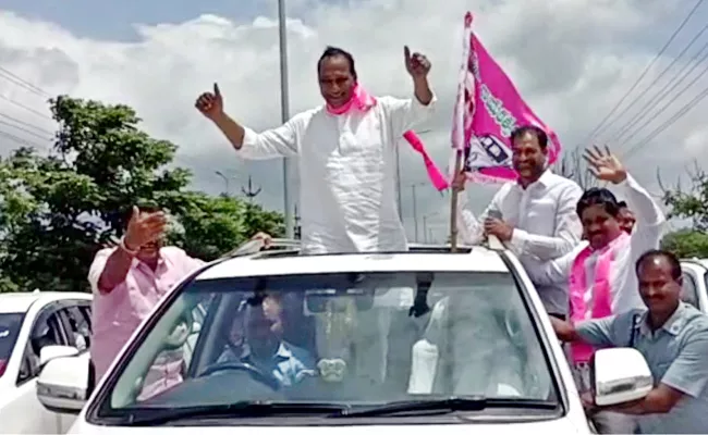 TRS Minister Malla Reddy Mass Dance In Car Video Viral - Sakshi