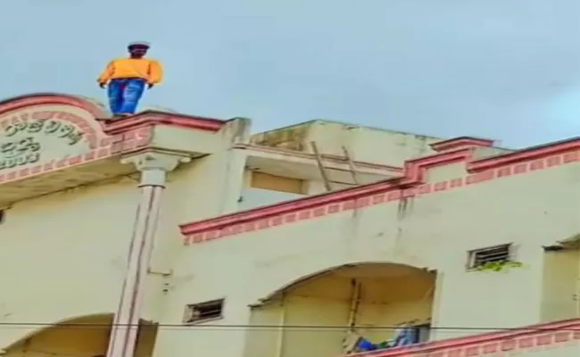 Man Climbs Building Threat To Suicide To Get Married Minor Girl At Quthbullapur - Sakshi