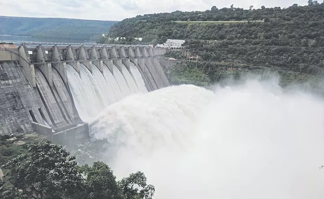 Flood in Godavari and Krishna recedes In Andhra Pradesh - Sakshi