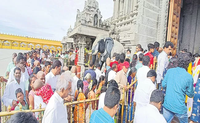 Huge Devotees Rush At Yadadri Sri Lakshmi Narasimha Swamy Temple - Sakshi