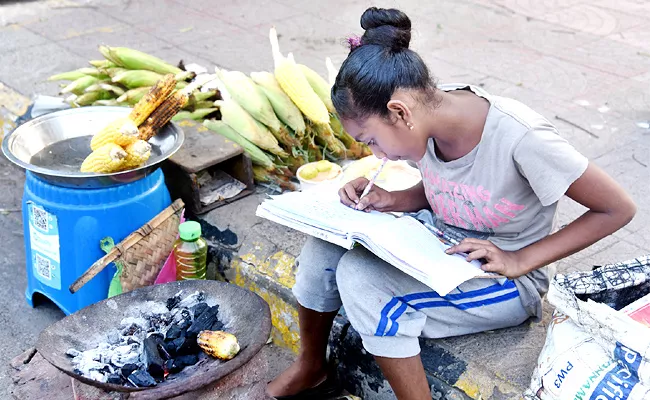 AP: Student Bhavani Bhargavi Help Mother At Vizag Beach Goes Viral - Sakshi