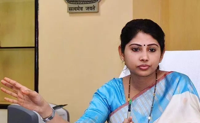 T IAS Smita Sabharwal Tweets On Bilkis Bano Case Triggred Fire - Sakshi