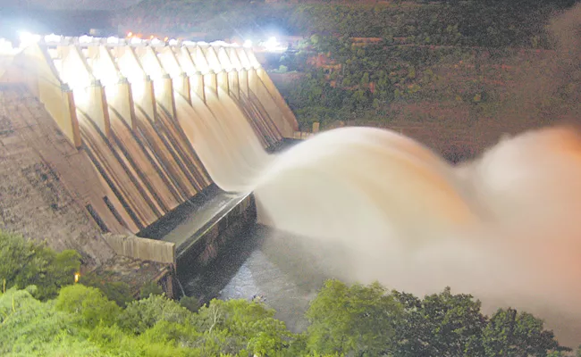 Floods in Godavari Krishna Vamsdhara and Nagavali rivers are receding - Sakshi