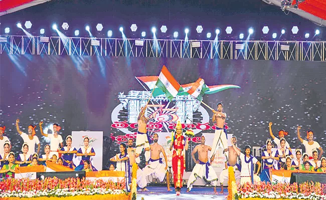 Cm Kcr Attend Closing Ceremony Of Swatantra Bharat Vajrotsavalu - Sakshi