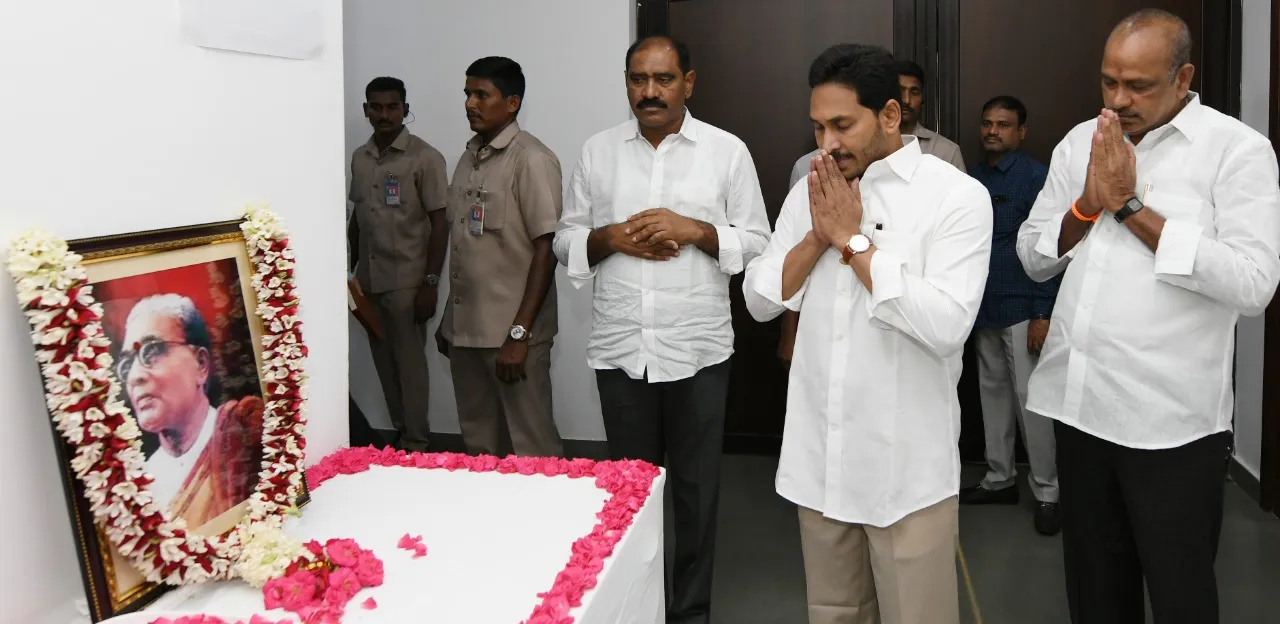 AP CM YS Jagan Pays Tribute To Tanguturi Prakasam Panthulu