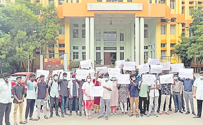 Hyderabad: Medical Students Protest At Gandhi Medical College - Sakshi