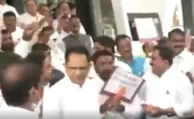 MLA from Eknath Shinde And NCP MLA Shouting Slogans Each Other - Sakshi