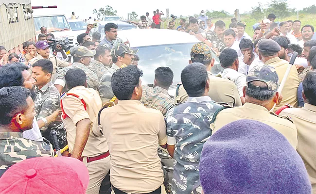 Police Arrest Bandi Sanjay During Praja Sangrama Yatra Warangal - Sakshi