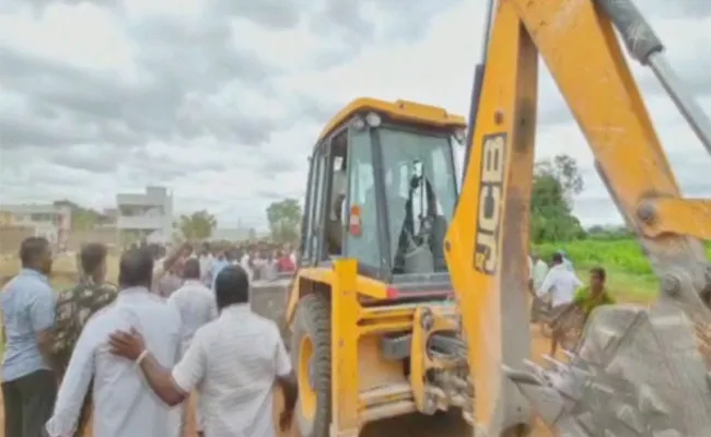 Sri Sathya sai District: Tension Situation in Kadiri NGO Colony - Sakshi