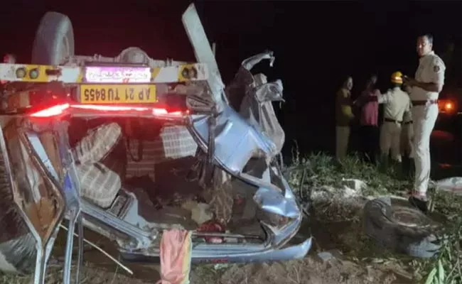 Road Accident At Karnataka Tumakuru - Sakshi