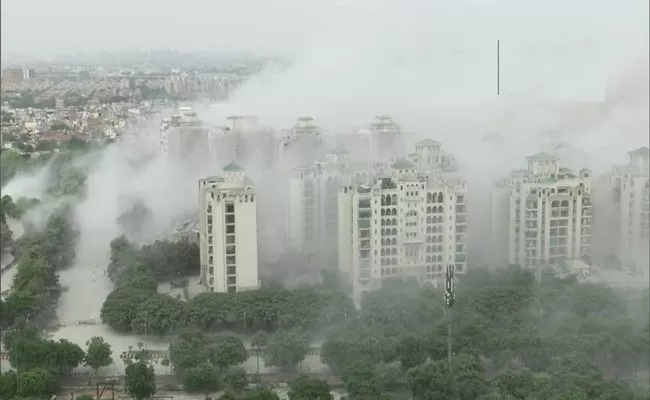 Last Moments Of Noida Twin Tower Evacuation And a Sleeping Man - Sakshi