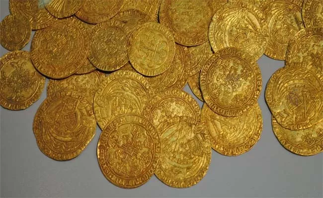 Antique Treasure Worth Over Rs 1 Crore Seized From Excavation Labourers - Sakshi