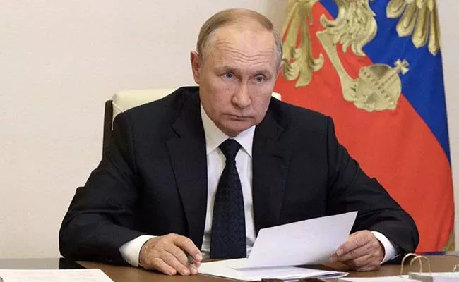 Vladimir Putin Signed Decree Financial Benefits For Ukrainian People - Sakshi