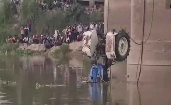 Tractor Carrying 20 Farmers Fell Into The Garra River In UP - Sakshi