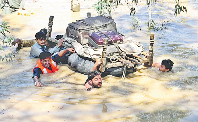 Pakistan monsoon floods kill nearly 199 people - Sakshi