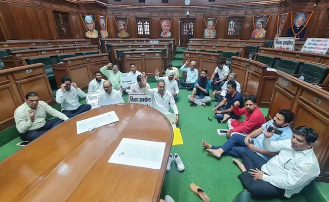 AAP MLAs Overnight Protest Inside The Delhi Assembly - Sakshi