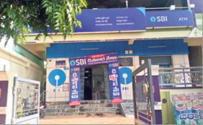 SBI Cashier Cheated Rs 60 lakhs With Fake Gold - Sakshi