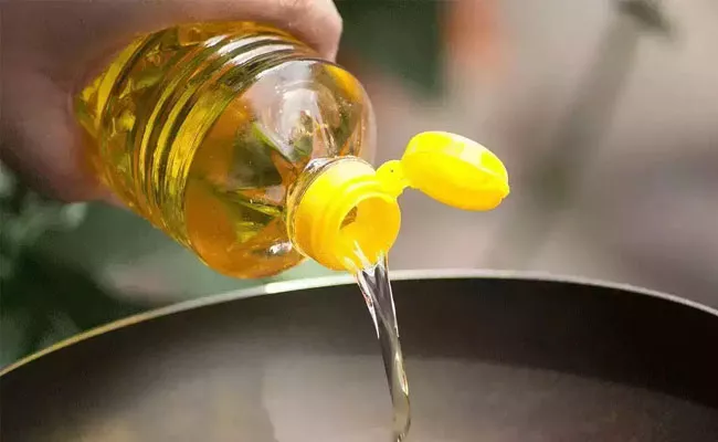 Govt Meeting With Edible Oil Companies To Reduce Prices - Sakshi