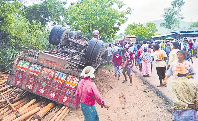 Road Accident: Fatal Lorry Accident In Mulugu District - Sakshi