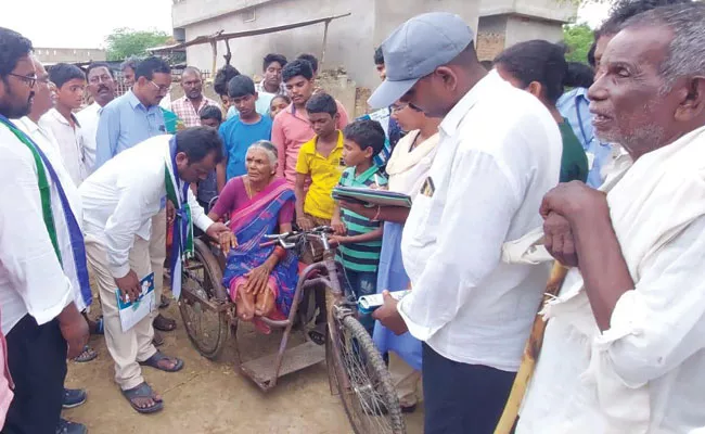 Prakasam District: Burra Madhusudan Yadav in Gadapa Gadapaku Mana Prabuthavam - Sakshi